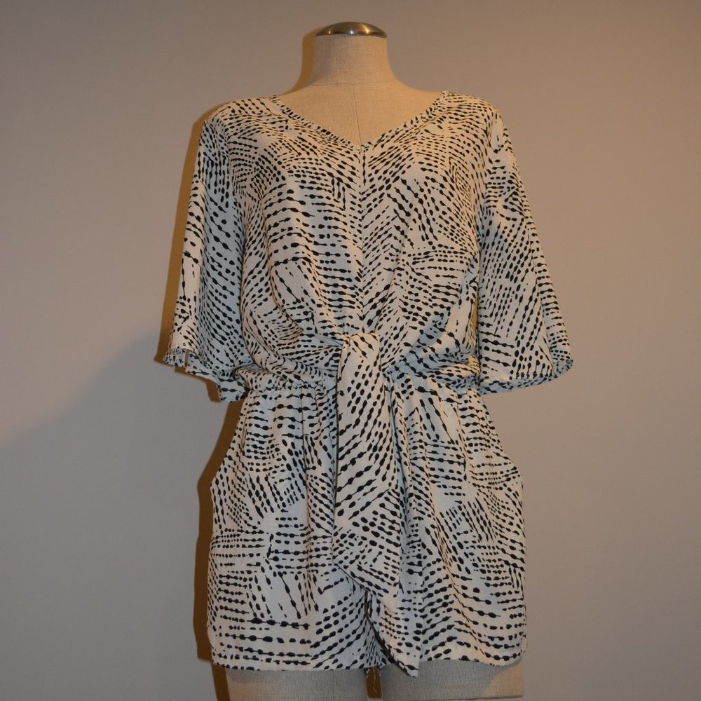 Fab'rik Front Tie Black & White Romper - Sz M - EUC